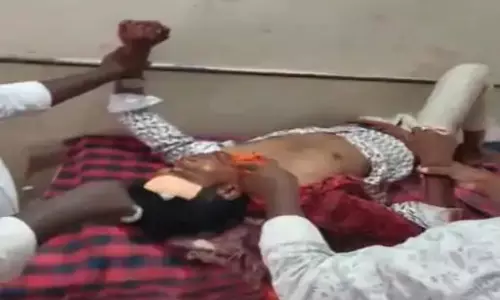 थाने के सामने तड़पता रहा घायल युवक, एक घंटे बाद हुआ ईलाज