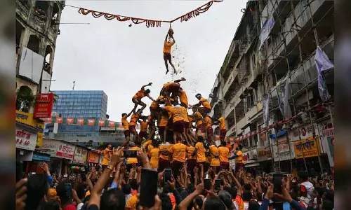 Mumbai में दही हांडी उत्सव में दो की मौत, 95 घायल Mumbai में दही हांडी उत्सव में दो की मौत, 95 घायल