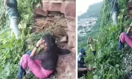 Gwalior : किले से कूदकर लड़की ने दी जान Gwalior : किले से कूदकर लड़की ने दी जान