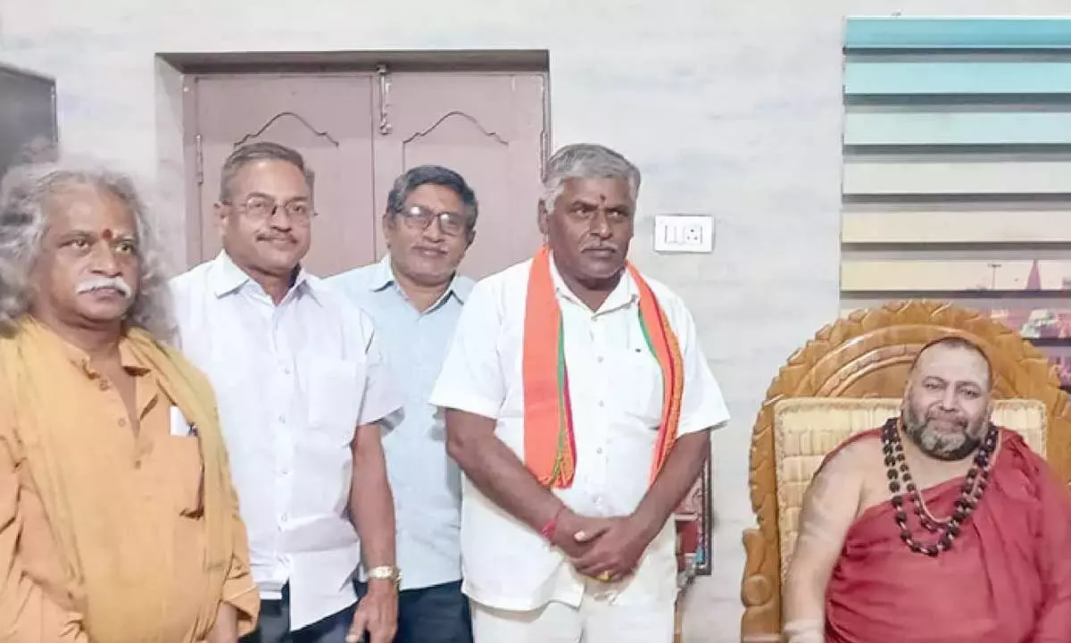 Andhra: गणेश उत्सव समिति ने स्वामीजी को निमज्जनोत्सवम के लिए आमंत्रित किया है Andhra: गणेश उत्सव समिति ने स्वामीजी को निमज्जनोत्सवम के लिए आमंत्रित किया है