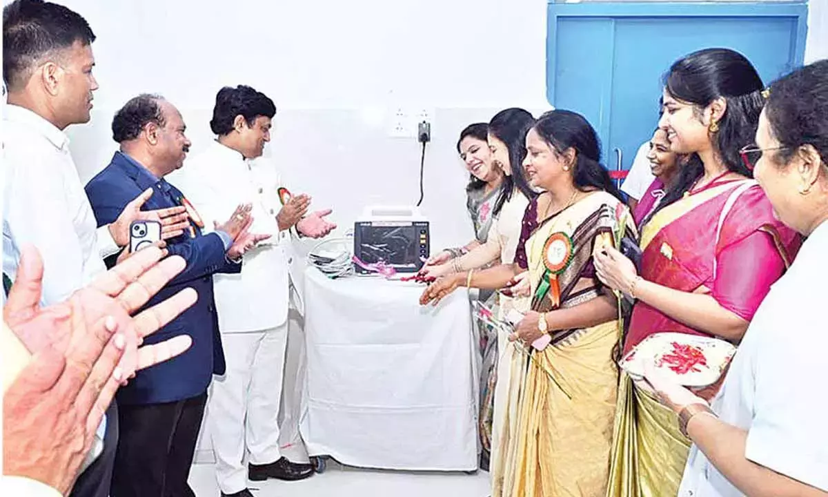 ECoRWWO ने रेलवे अस्पताल को डिस्प्ले यूनिट दान की