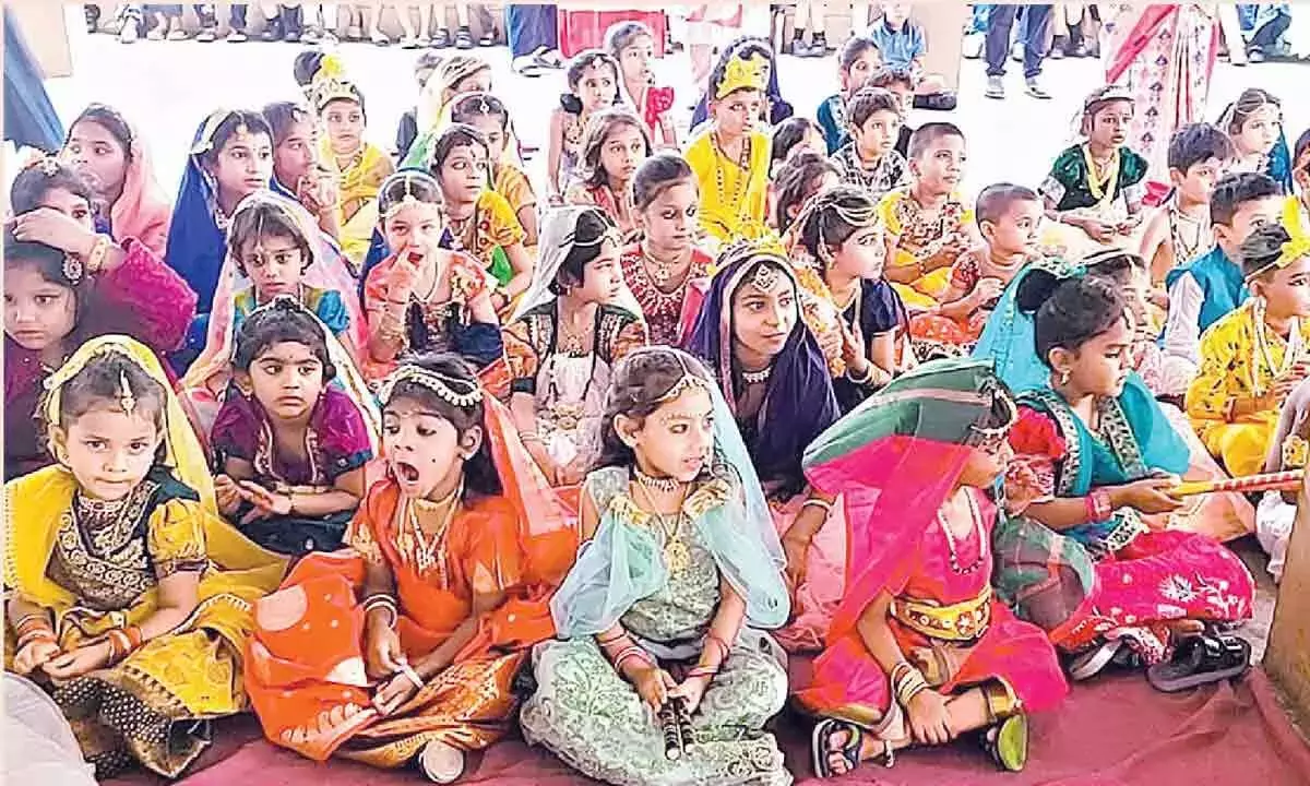 Andhra: शहर में कृष्णाष्टमी भक्तिमय उत्साह के साथ मनाई गई Andhra: शहर में कृष्णाष्टमी भक्तिमय उत्साह के साथ मनाई गई