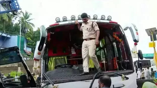 Malappuram में बारातियों को ले जा रही बस पलटी, कई घायल