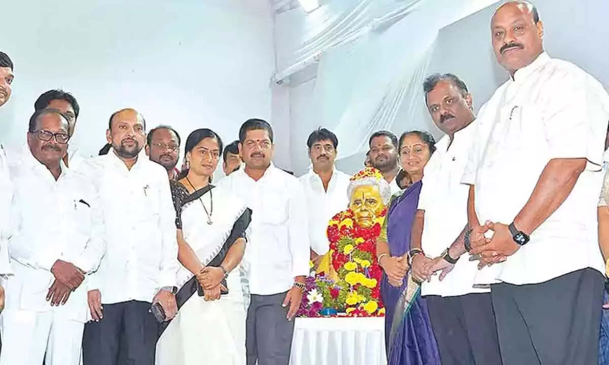 Andhra: गौथु लाचन्ना का जीवन एक प्रेरणा है, अत्चन्नायडू कहते हैं Andhra: गौथु लाचन्ना का जीवन एक प्रेरणा है, अत्चन्नायडू कहते हैं