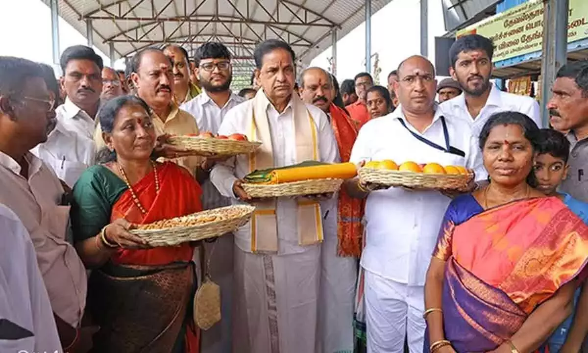 Andhra: श्रीवारी सारे को तिरुत्तानी सुब्रह्मण्य स्वामी को भेंट किया गया Andhra: श्रीवारी सारे को तिरुत्तानी सुब्रह्मण्य स्वामी को भेंट किया गया