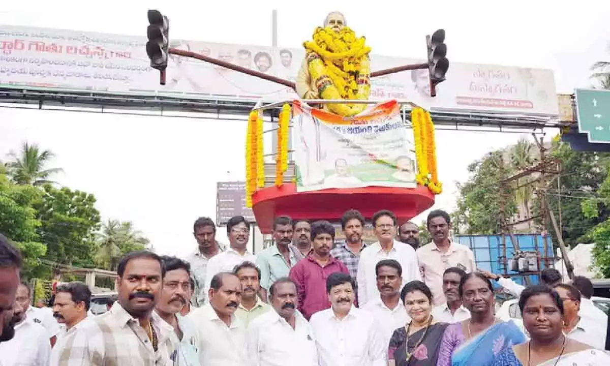 Andhra: मंत्री दुर्गेश ने गौथु लचना को श्रद्धांजलि अर्पित की