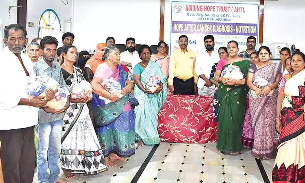 Andhra: कैंसर रोगियों को पौष्टिक भोजन वितरित किया गया Andhra: कैंसर रोगियों को पौष्टिक भोजन वितरित किया गया