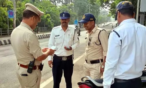 Mumbai: दही हांडी के दौरान 10,000 ई-चालान, ट्रैफिक नियमों की सख्ती Mumbai: दही हांडी के दौरान 10,000 ई-चालान, ट्रैफिक नियमों की सख्ती