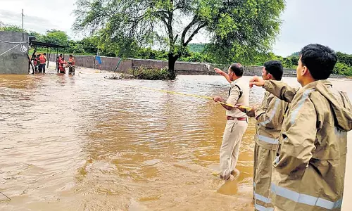 Telangana में बारिश का कहर चरम पर, मौसम विभाग का रेड अलर्ट