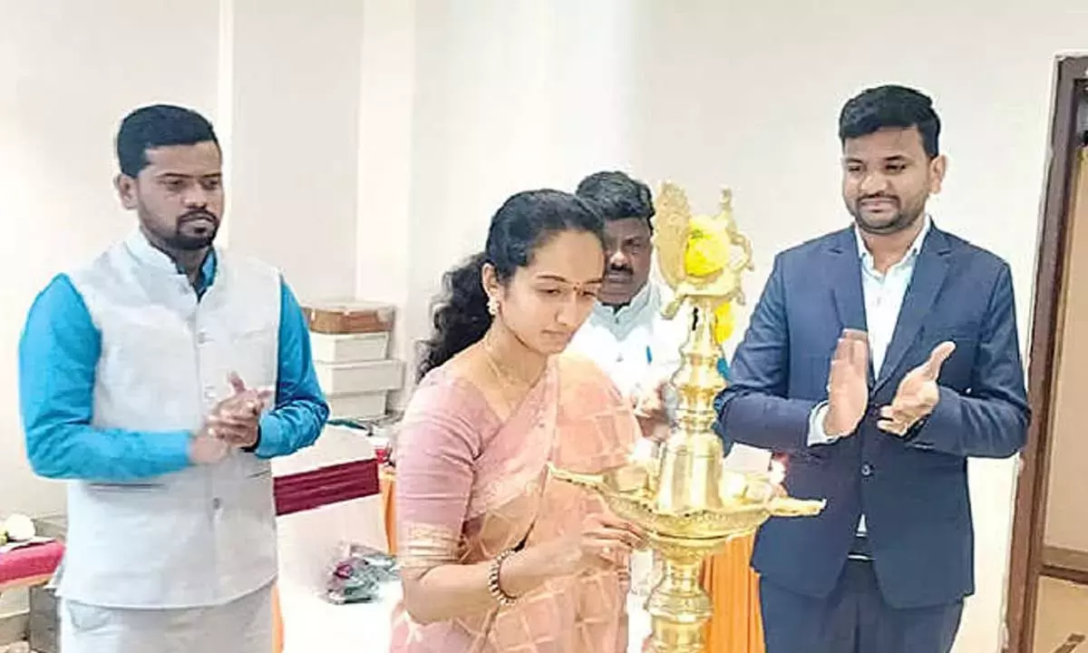 Andhra: विधायक पल्ले सिंधुरा रेड्डी ने वेगा ज्वेलरी शॉप का उद्घाटन किया