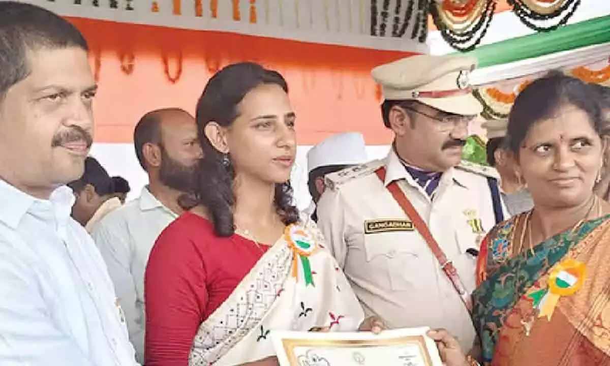 Andhra: स्वर्णलता को सर्वश्रेष्ठ MPDO के रूप में सम्मानित किया गया