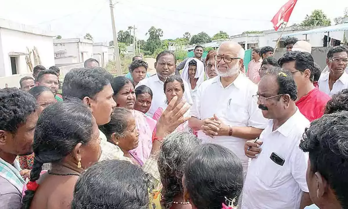 CPM महासचिव बेबी ने पोलावरम के जलमग्न गांवों का दौरा किया CPM महासचिव बेबी ने पोलावरम के जलमग्न गांवों का दौरा किया