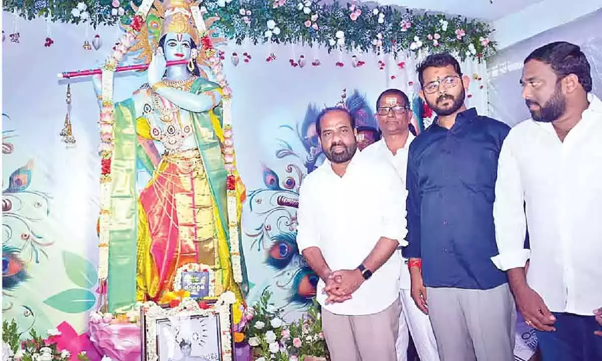 Andhra: यादव श्री कृष्ण जन्माष्टमी समारोह में भाग लेते हैं Andhra: यादव श्री कृष्ण जन्माष्टमी समारोह में भाग लेते हैं