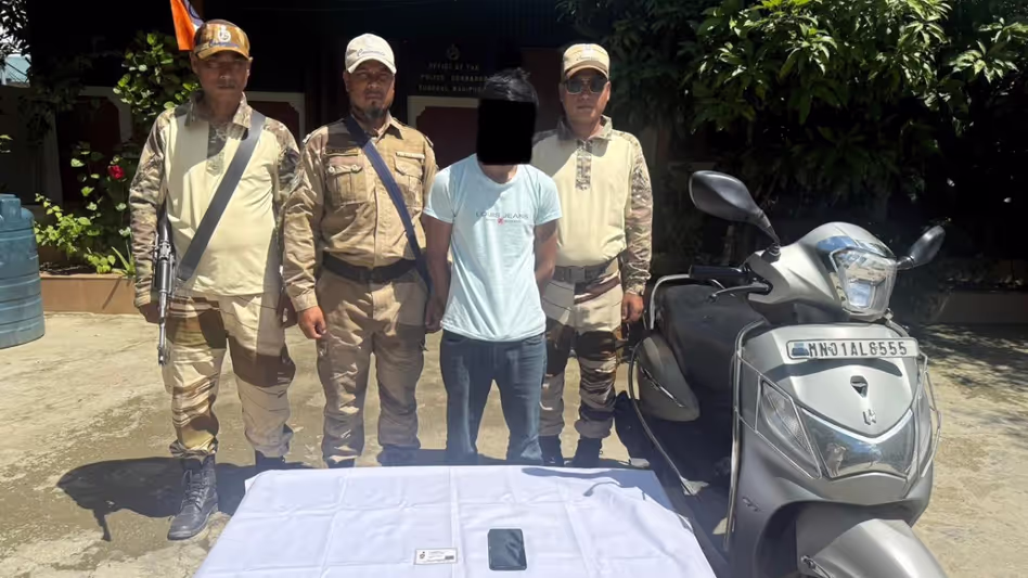 Manipur : पीएलए कैडर और वाहन चोर गिरफ्तार; जबरन वसूली और यातायात अपराधों पर नजर Manipur : पीएलए कैडर और वाहन चोर गिरफ्तार; जबरन वसूली और यातायात अपराधों पर नजर