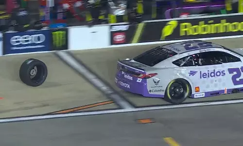 Bubba Wallace: कार का टायर लुढ़का, टोयोटा ने मदद की Bubba Wallace: कार का टायर लुढ़का, टोयोटा ने मदद की