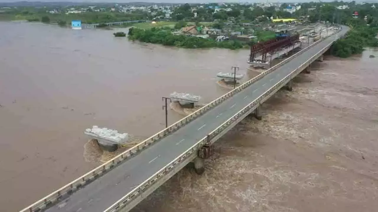 Andhra: बारिश के बीच भद्राचलम में गोदावरी नदी उफान पर, 33.5 फीट तक पहुंची Andhra: बारिश के बीच भद्राचलम में गोदावरी नदी उफान पर, 33.5 फीट तक पहुंची