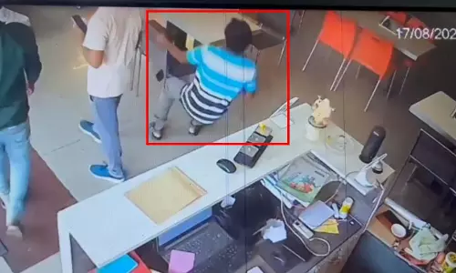 होटल में बैठते ही गिर पड़ा ड्राइवर, इलाज के दौरान मौत, हार्ट अटैक की आशंका होटल में बैठते ही गिर पड़ा ड्राइवर, इलाज के दौरान मौत, हार्ट अटैक की आशंका