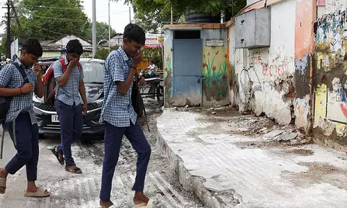 public toilets  से आने वाली पेशाब की गंध से वातावरण में हलचल