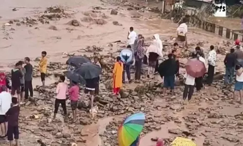 Mandi में बादल फटने से अफरा-तफरी, कीरतपुर-मनाली मार्ग अवरुद्ध, संपत्ति को नुकसान