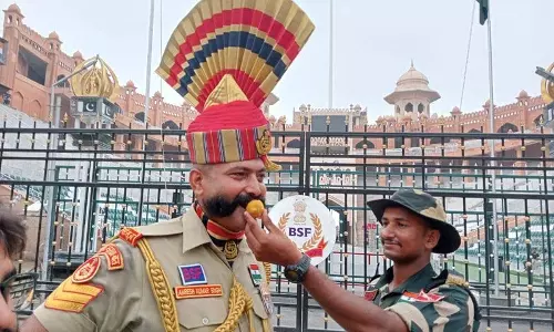 Wagah में भव्य बीटिंग रिट्रीट समारोह में हजारों लोग शामिल हुए