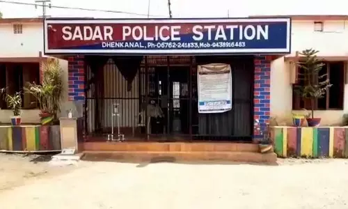 Dhenkanal: दहेज के लिए महिला की पीट-पीटकर हत्या, पति हिरासत में Dhenkanal: दहेज के लिए महिला की पीट-पीटकर हत्या, पति हिरासत में