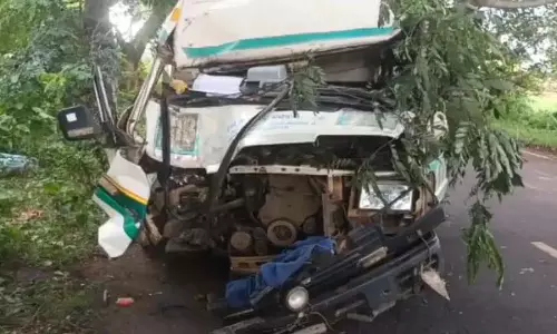 Dhenkanal: 108 एम्बुलेंस पेड़ से टकराई, दो गंभीर रूप से घायल