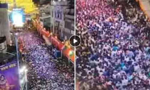 Pune में दही हांडी उत्सव में भारी भीड़, भगदड़ का खतरा टला
