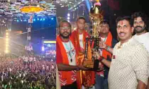 Punekars ने डीजे-मुक्त दही हांडी का आनंद लिया Punekars ने डीजे-मुक्त दही हांडी का आनंद लिया