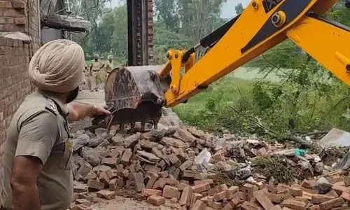 Amritsar के रंगगढ़ गांव में ड्रग तस्कर का घर ध्वस्त Amritsar के रंगगढ़ गांव में ड्रग तस्कर का घर ध्वस्त