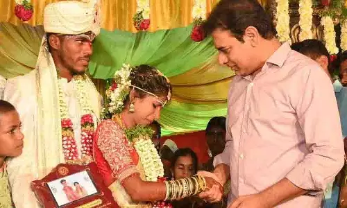 एक बड़े भाई की तरह उसके साथ खड़ा रहना मेरी जिम्मेदारी है.. भावुक KTR एक बड़े भाई की तरह उसके साथ खड़ा रहना मेरी जिम्मेदारी है.. भावुक KTR