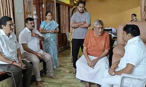 MLA तलसानी श्रीनिवास यादव ने गौरी शंकर के परिवार से मुलाकात की MLA तलसानी श्रीनिवास यादव ने गौरी शंकर के परिवार से मुलाकात की