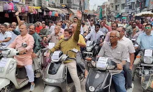 Mandsaur: किराना व्यापारियों ने अमेरिकी टैरिफ पर विरोध जताया Mandsaur: किराना व्यापारियों ने अमेरिकी टैरिफ पर विरोध जताया
