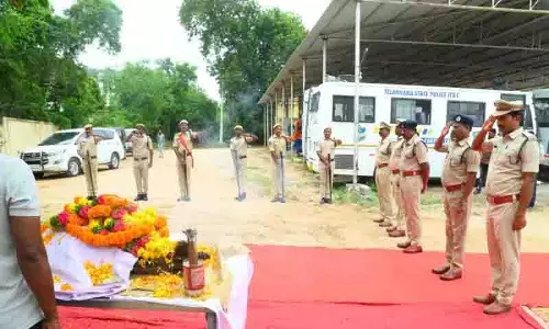 पुलिस के कुत्ते की बीमारी से मौत.. आधिकारिक समारोह के साथ अंतिम विदाई पुलिस के कुत्ते की बीमारी से मौत.. आधिकारिक समारोह के साथ अंतिम विदाई