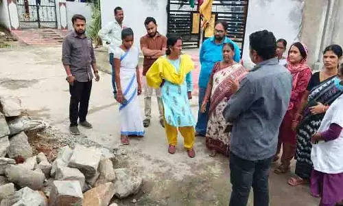 मक्खियों की अधिक संख्या के बारे में फोन कॉल.. डीपीओ देवकी देवी ने गांव का दौरा किया मक्खियों की अधिक संख्या के बारे में फोन कॉल.. डीपीओ देवकी देवी ने गांव का दौरा किया