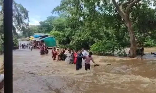 मां सियादेवी मंदिर के पास पुल पार करते समय दो युवक बहे, ग्रामीणों ने बचाई जान