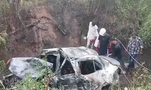 Gujarat में भीषण सड़क हादसा.. दो वाहनों की टक्कर में सात लोग जिंदा जल गए..!