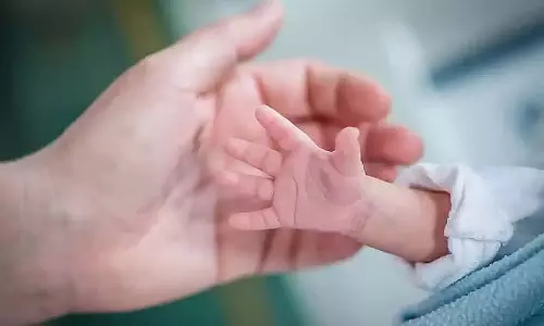 Thane : बारवे गांव में कचरे में नवजात बच्ची मिली