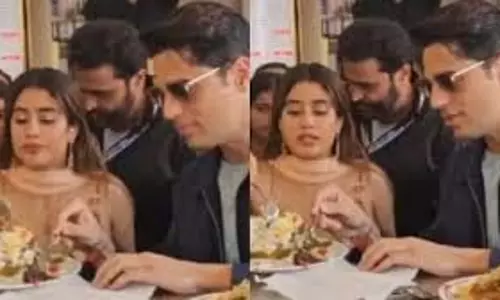 Janhvi Kapoor-Sidharth Malhotra ने लखनऊ में चाट का स्वाद लिया