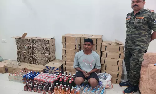 घर से भारी मात्रा में देशी-विदेशी अवैध शराब जब्त, आरोपी गिरफ्तार