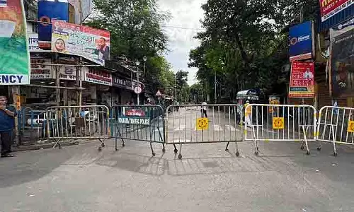 न्यू मार्केट की ओर जाने वाले लोगों को हो रही परेशानी, एसएन बनर्जी रोड का एक हिस्सा बंद न्यू मार्केट की ओर जाने वाले लोगों को हो रही परेशानी, एसएन बनर्जी रोड का एक हिस्सा बंद