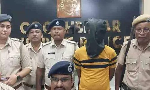 Cooch Behar में तृणमूल पंचायत प्रमुख के बेटे की हत्या के आरोप में शार्पशूटर गिरफ्तार Cooch Behar में तृणमूल पंचायत प्रमुख के बेटे की हत्या के आरोप में शार्पशूटर गिरफ्तार