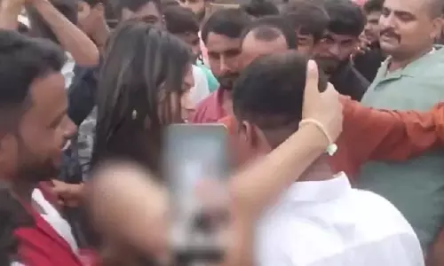 Bihar: पंचायत प्रधान के अश्लील डांस पर हंगामा, कार्रवाई की मांग Bihar: पंचायत प्रधान के अश्लील डांस पर हंगामा, कार्रवाई की मांग