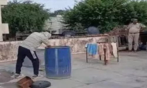 अलवर में घर की छत पर ड्रम में शव मिला, परिवार लापता