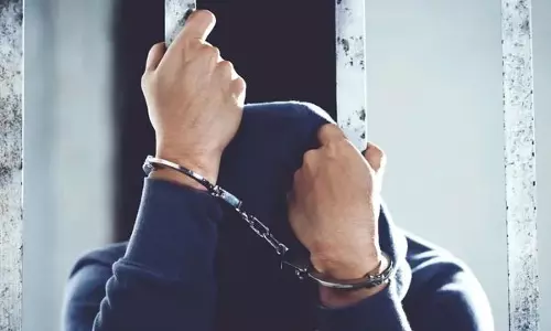 चाकू लेकर लोगों को डराने वाला बदमाश गिरफ्तार