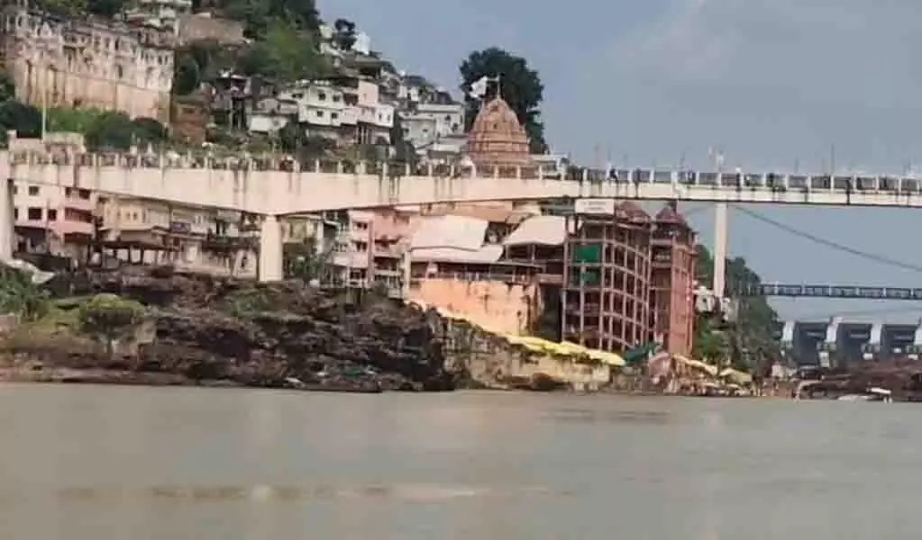 Omkareshwar: नर्मदा में नहाते समय इंजीनियर डूबा, तलाश जारी Omkareshwar: नर्मदा में नहाते समय इंजीनियर डूबा, तलाश जारी