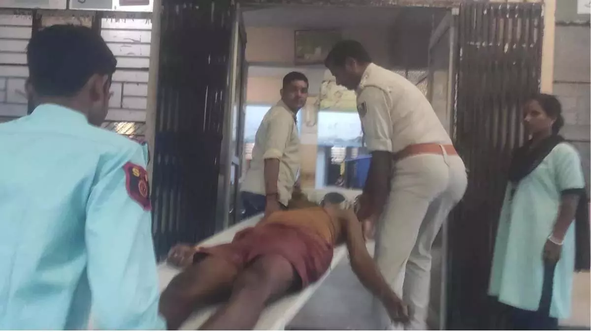 एक ही परिवार के तीन लोगों की मौत, बिजली का तार घर के पास पेड़ से सट रहा था, और... एक ही परिवार के तीन लोगों की मौत, बिजली का तार घर के पास पेड़ से सट रहा था, और...