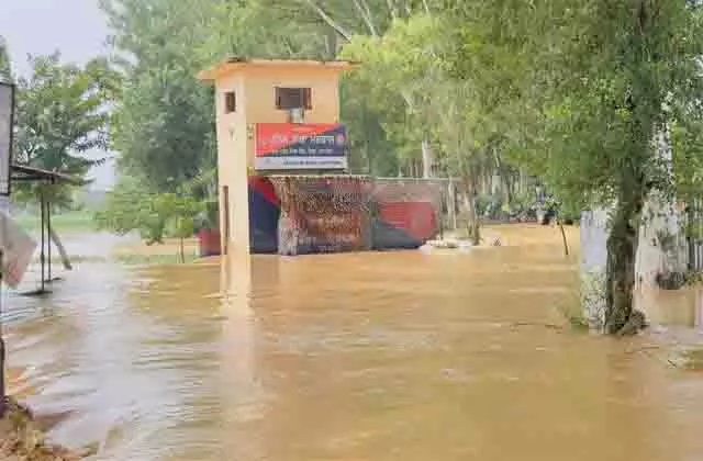 Punjab:नदियां उफान पर, जनजीवन बुरी तरह से अस्त-व्यस्त Punjab:नदियां उफान पर, जनजीवन बुरी तरह से अस्त-व्यस्त