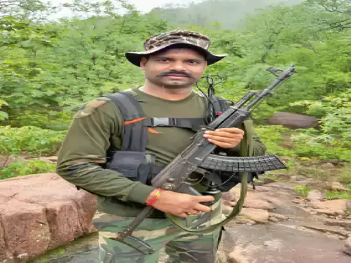 92 नक्सलियों को ढेर करने वाले जांबाज अफसर को शौर्य चक्र से राष्ट्रपति करेंगी सम्मानित 92 नक्सलियों को ढेर करने वाले जांबाज अफसर को शौर्य चक्र से राष्ट्रपति करेंगी सम्मानित