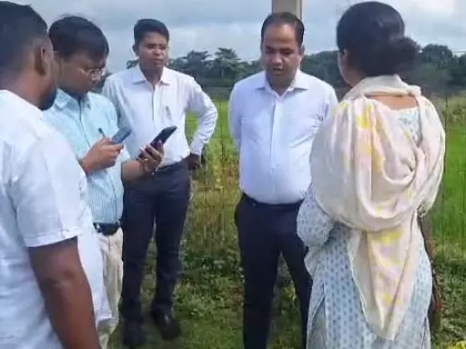 खेत पहुंचकर रायपुर कलेक्टर ने डिजिटल क्रॉप सर्वे का किया निरीक्षण खेत पहुंचकर रायपुर कलेक्टर ने डिजिटल क्रॉप सर्वे का किया निरीक्षण