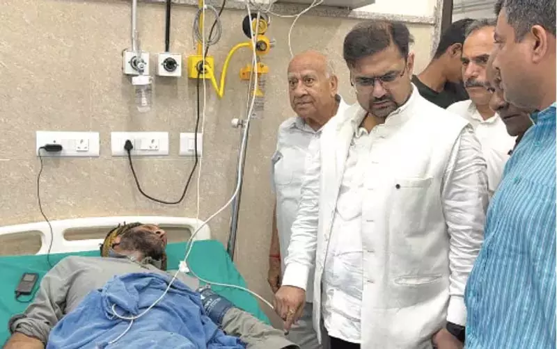 सतीश शर्मा ने Kathua बादल फटने प्रभावित परिवारों से मुलाकात की सतीश शर्मा ने Kathua बादल फटने प्रभावित परिवारों से मुलाकात की